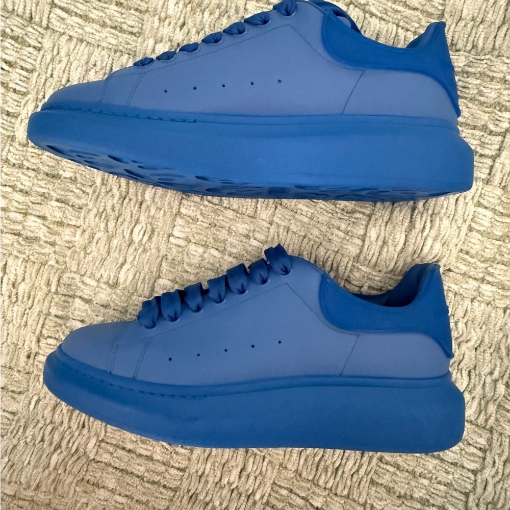 Alexander McQueen Bold Blue Low-Top Sneakers - Picture 4 of 6